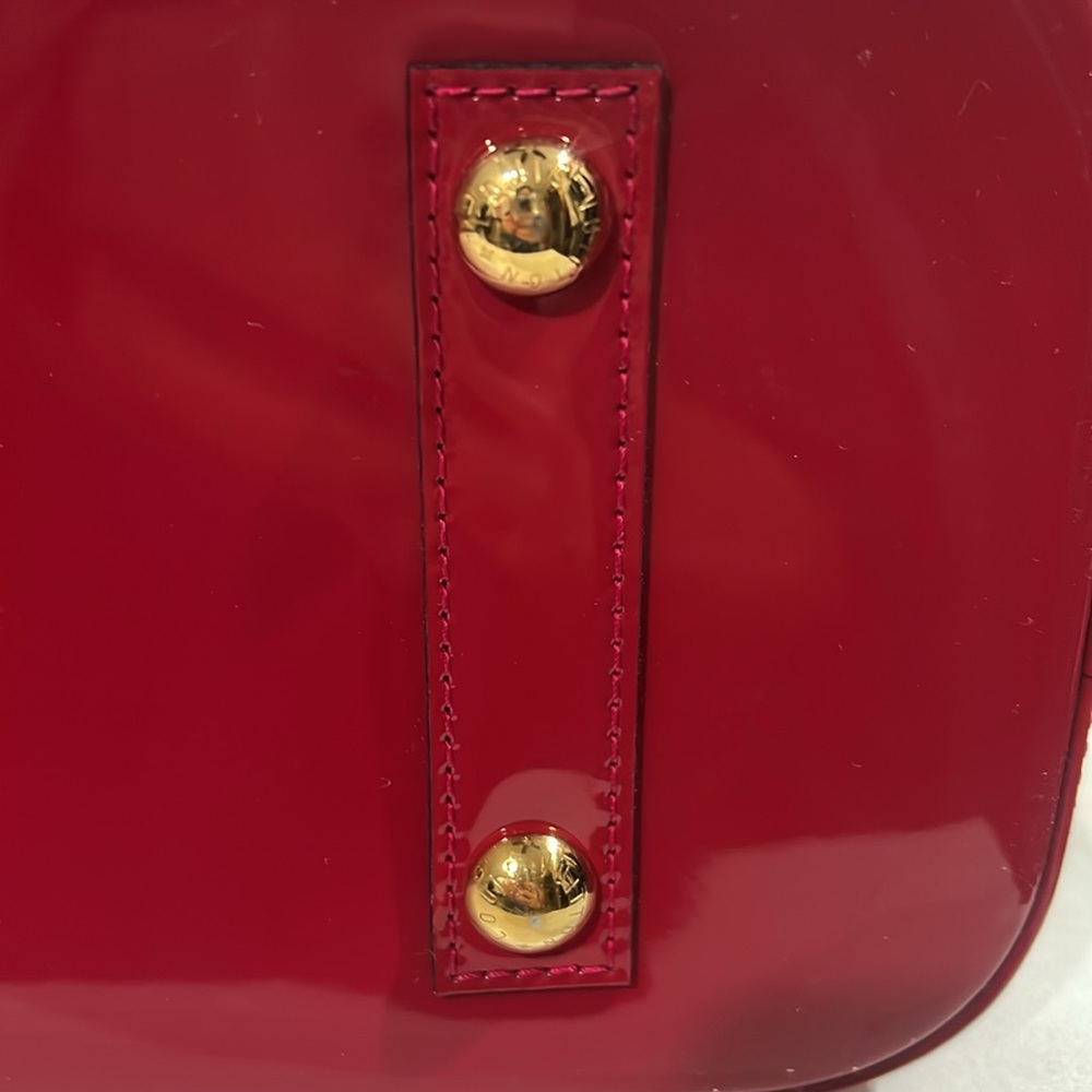 Louis Vuitton - Picture 5 of 12